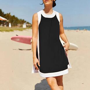 Color blocked round neck sleeveless top paired with shorts