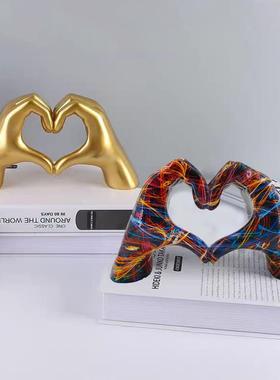 轻奢北欧简约风格爱心手势摆件心形手指手势雕像摆件情人节礼物