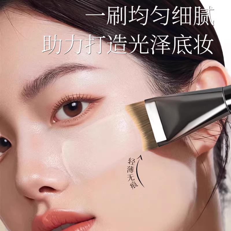 粉底刷新手无痕弧形鱼尾刀锋柔软超薄不吃粉均匀服帖化妆刷工具