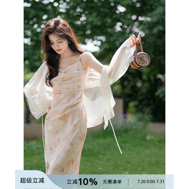 梅子熟瞭【蝶恋花】晕染印花法式吊带洋装垂折领碎花裙度假长裙女
