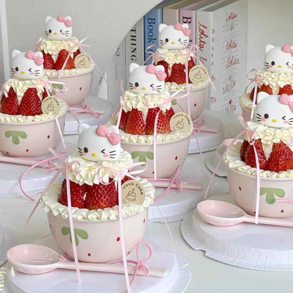 2026新年圣诞节KT猫奶油碗蛋糕装饰陶瓷草莓碗抱抱碗甜品摆件插件