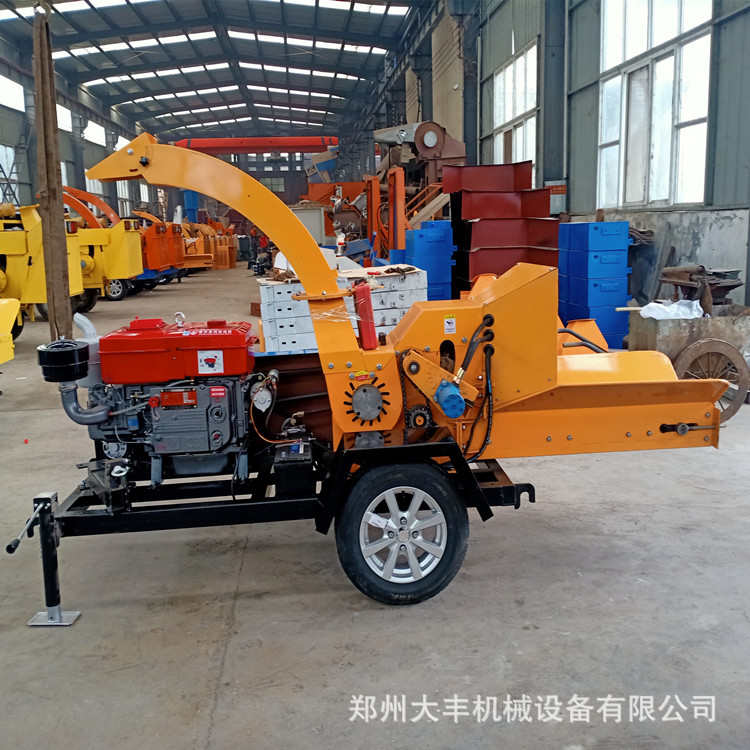 移动树枝粉碎机价格园林废弃物柴油树枝条碎枝机多功能原木粉碎机