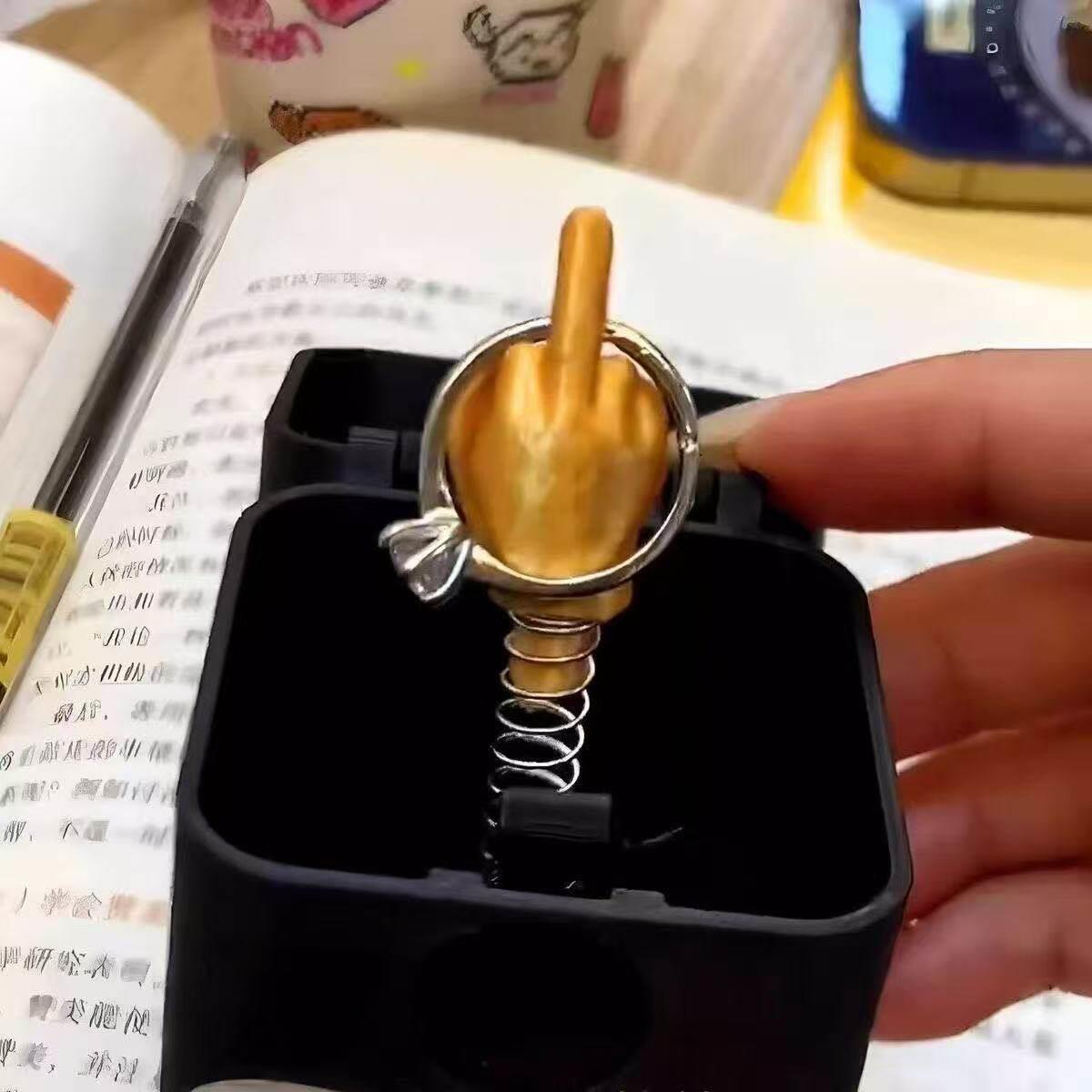表白搞怪稀奇古怪玩具爱心型惊喜弹跳金手指整人创意抽象玩具礼物