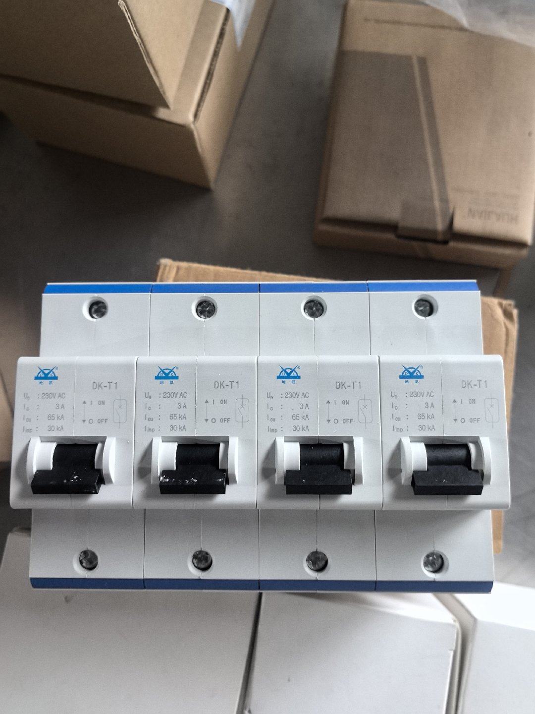 地凯后备保护器DK-T1 4P，全新原装。有3个。