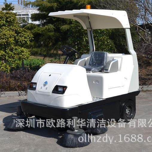 带顶棚电瓶驾驶式扫地机吸尘、洒水扫地的自动清洁