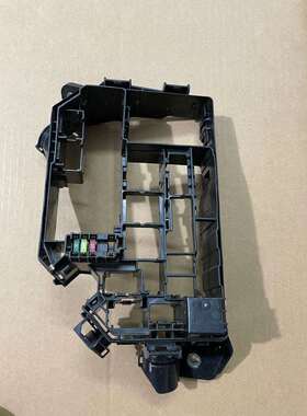 82666-12650适用卡罗拉雷凌花冠保险盒大 中壳 机舱保险盒中壳