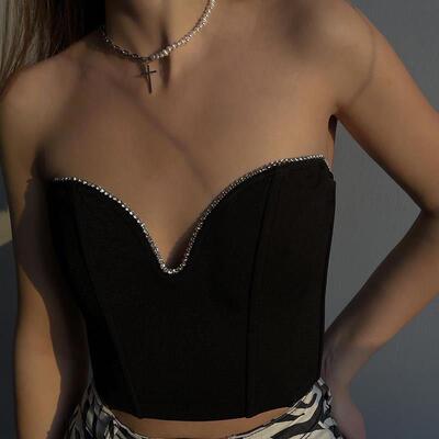 Deep V-neck slim fit short black bra 深V领修身短款黑色抹胸女