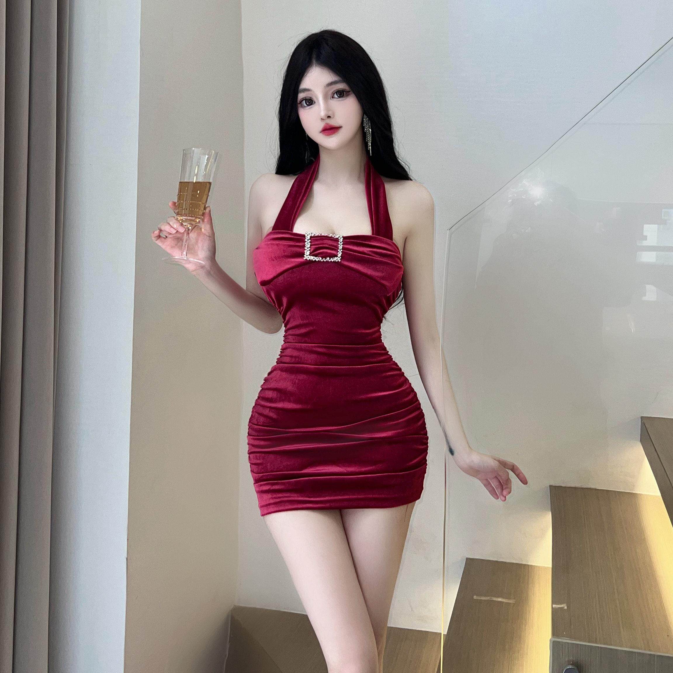 红色丝绒夜店包臀礼服纯欲风挂脖吊带修身显瘦设计感褶皱连衣裙女