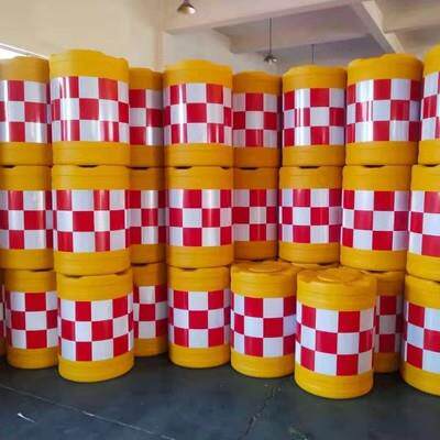 河南滚塑防撞桶红色水马围挡塑料桶三孔水马施工分流隔离墩注水桶