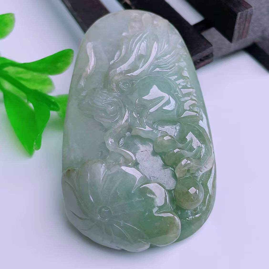 缅甸天然真品翡翠冰满绿满色高端精品珠宝闪拍龙牌玉石吊坠39.20g