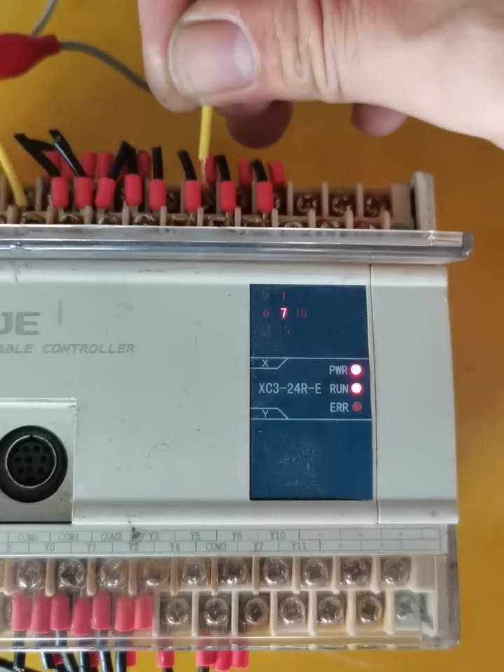 信捷PLC  XC3-24RE-E 点位正常，成色如图。包好