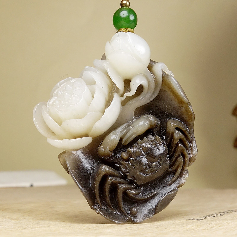 Y八方来财保真新疆和田玉且末料巧克力糖色苏工荷花吊坠28.90g