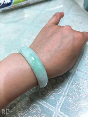 豪8印象S2翡翠手镯怎么样评判质量差有依据吗？