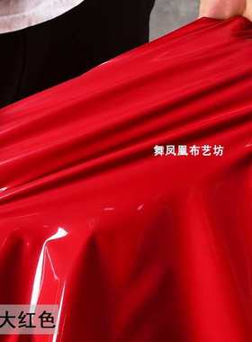 大红色超亮极滑镜面亮面柔软高弹力反光泽皮革 仿皮服装布料面料