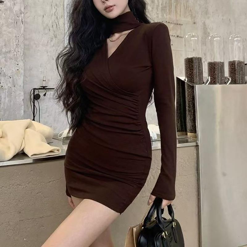 简遇luck品质女装性感V领挂脖连衣裙女秋冬新款内搭打底配大衣修