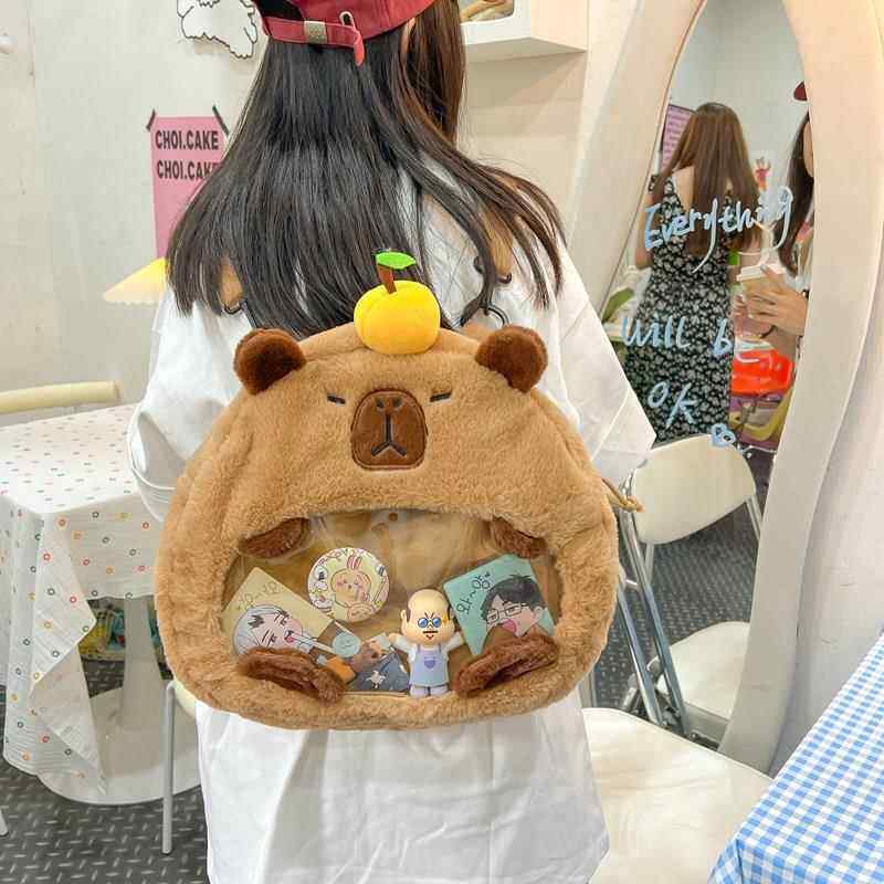 日本精工卡皮巴拉水豚痛包可爱卡通毛绒玩偶软妹轻便旅游双肩包