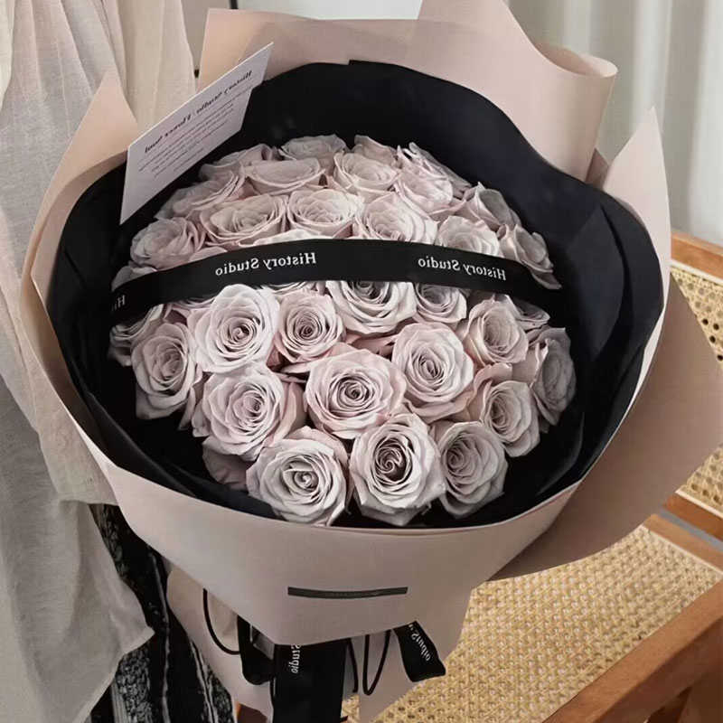 曼塔玫瑰花束气球抱抱桶上海深圳北京鲜花速递同城求婚生日送女友