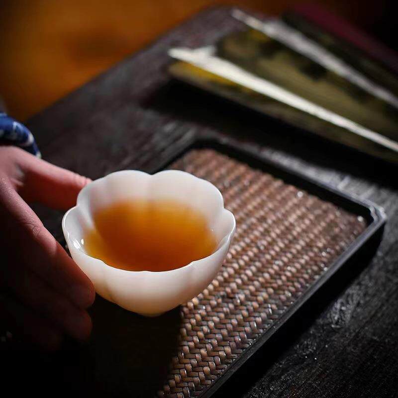 高端冰种玉瓷梅花杯陶瓷主人杯女士品名杯花瓣杯德化白瓷大师藏品