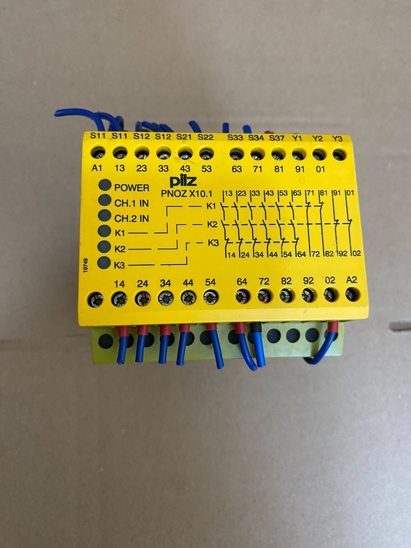 皮尔兹774749安全继电器，型号PNOZ X10.1，实物