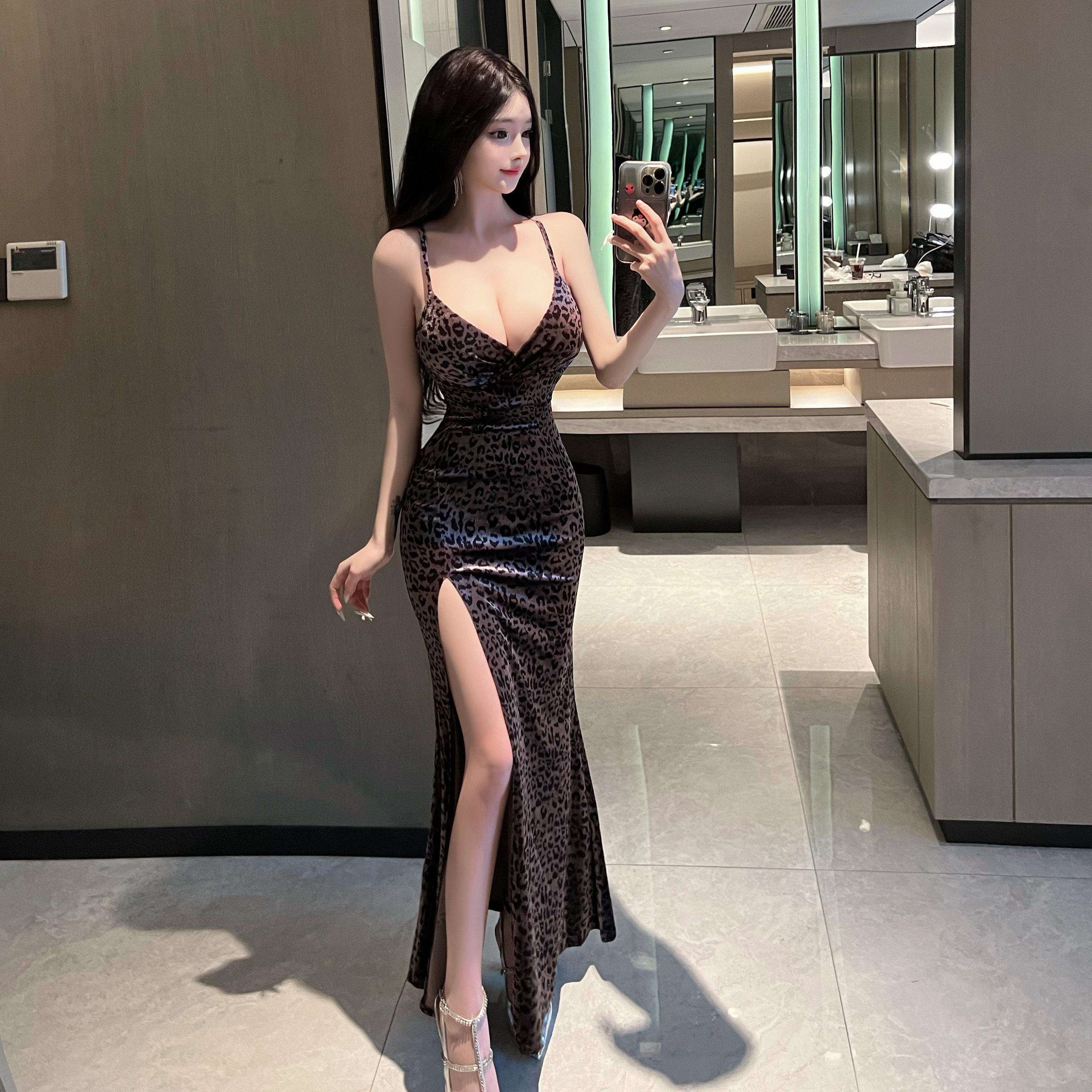 丝绒新款性感低胸领吊带豹纹连衣裙高级感气质名媛宴会礼服长裙
