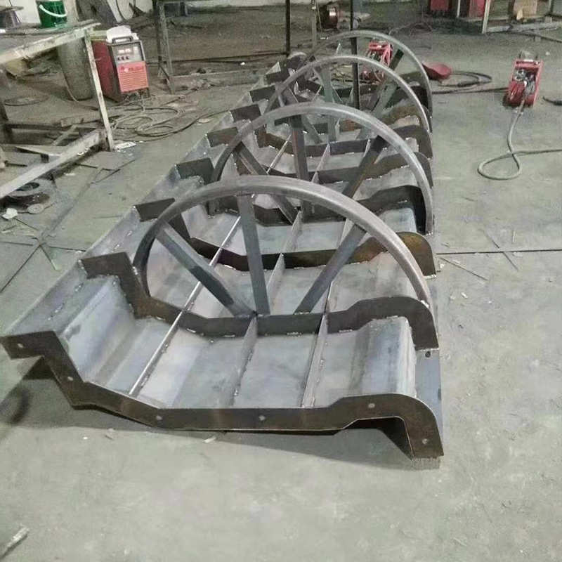 隔离墩钢模具翻滚式建筑混凝土模板高铁防护栏高速公路防撞模板