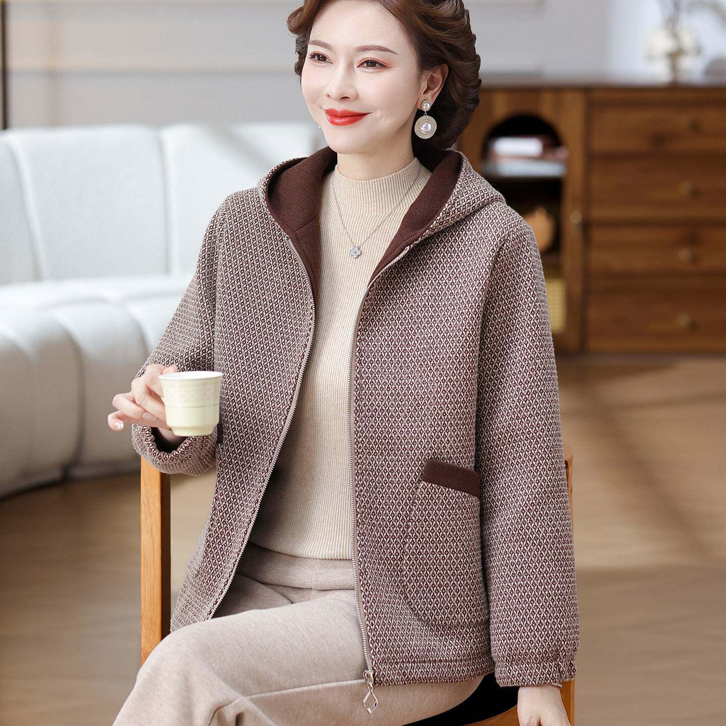 今年流行的妈妈洋气外套2026春秋冬新款适合中老年人妇女装上衣服