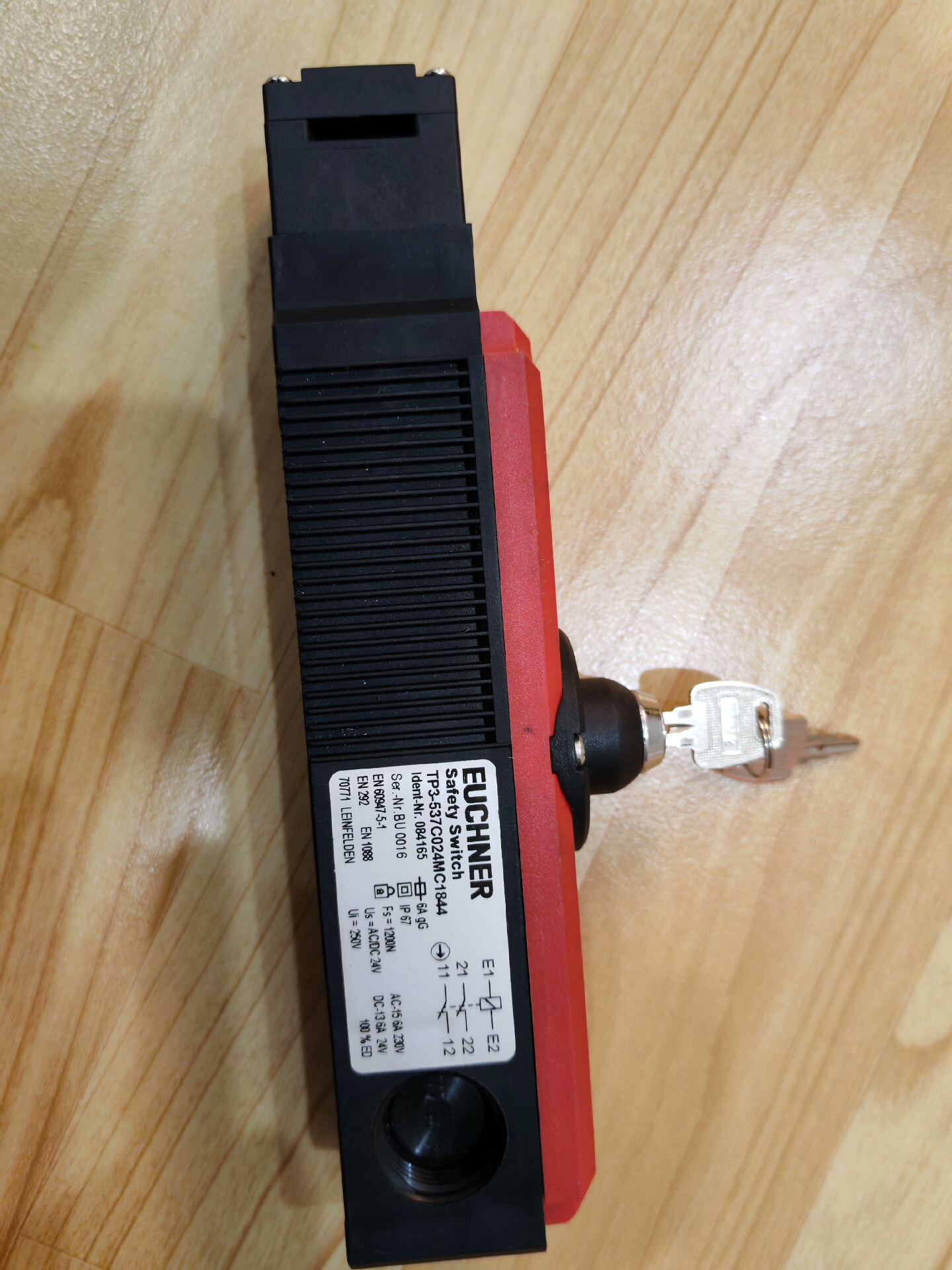 一个EUCHNER门锁TP3-537C024MC1844