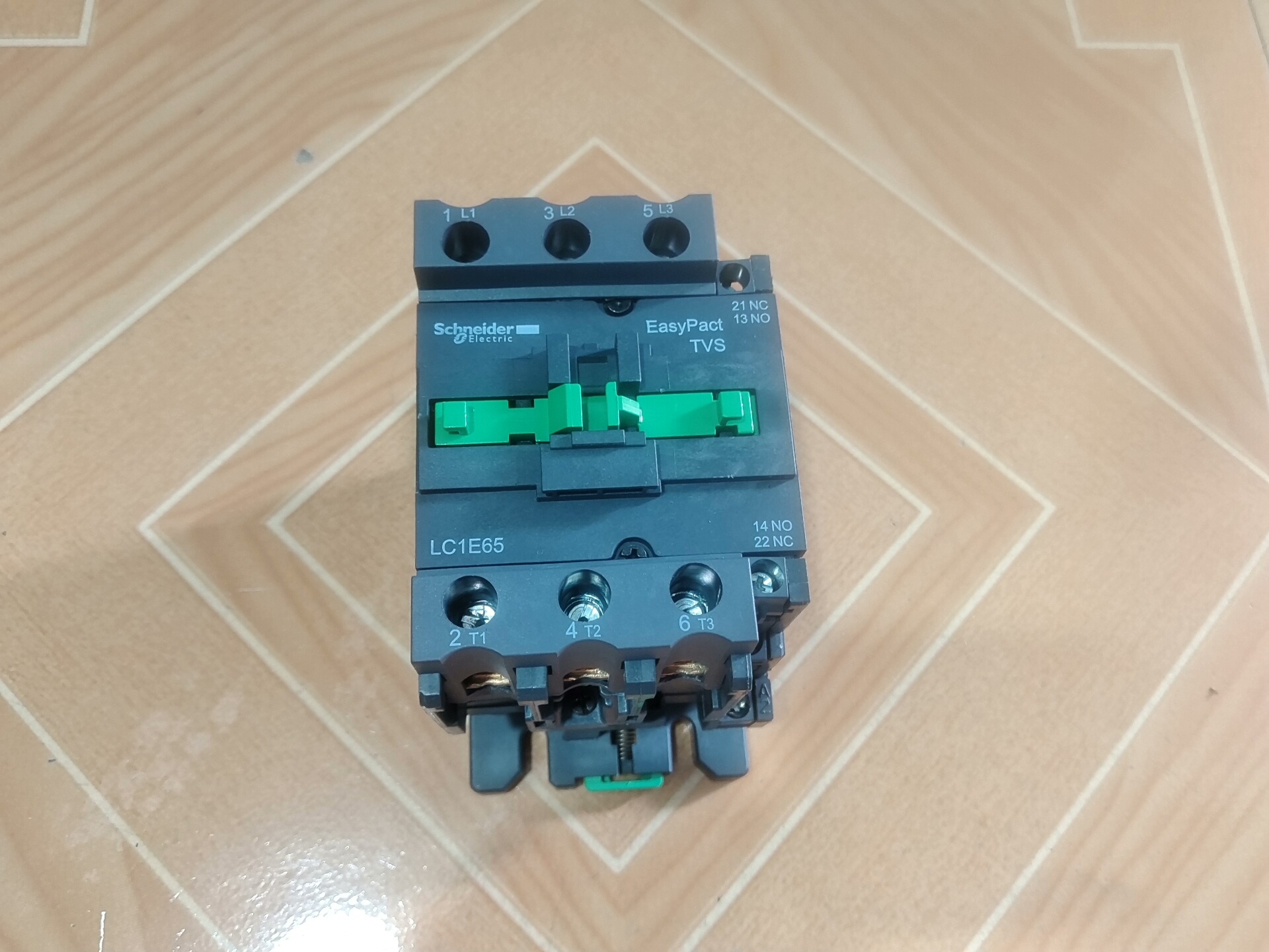 施耐德接触器LC1E65，功能正常，成色为实图