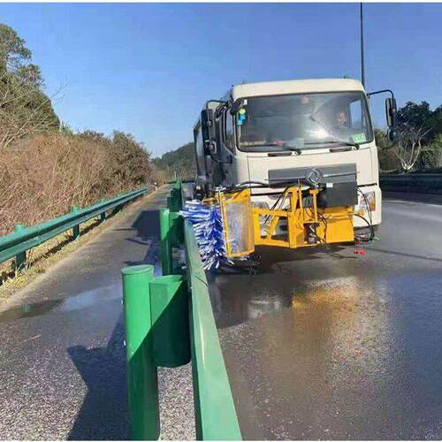 道路防撞墙施工围栏压清洗机 隔离护栏清洗机 护栏洗刷设备