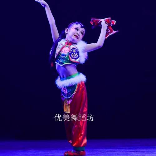 高档出少数名族装儿童演服款桃李杯新虎妞古典舞服服装东北秧歌民