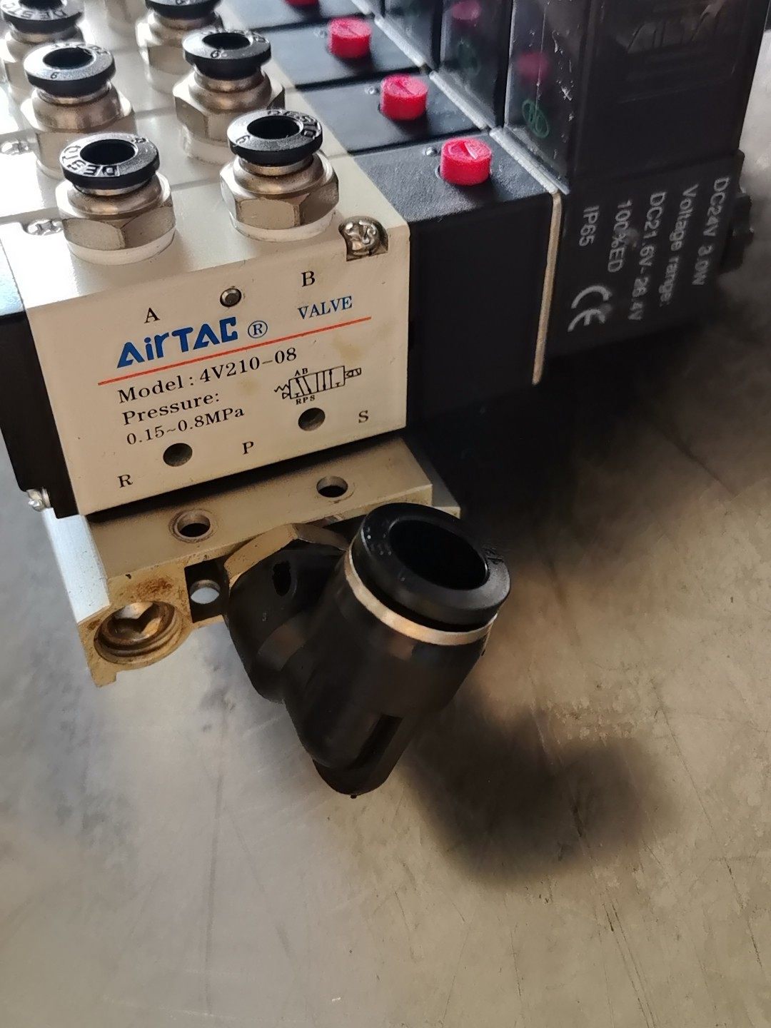 亚德客 4V110-06 电磁阀两位五通 DC24V有二组，