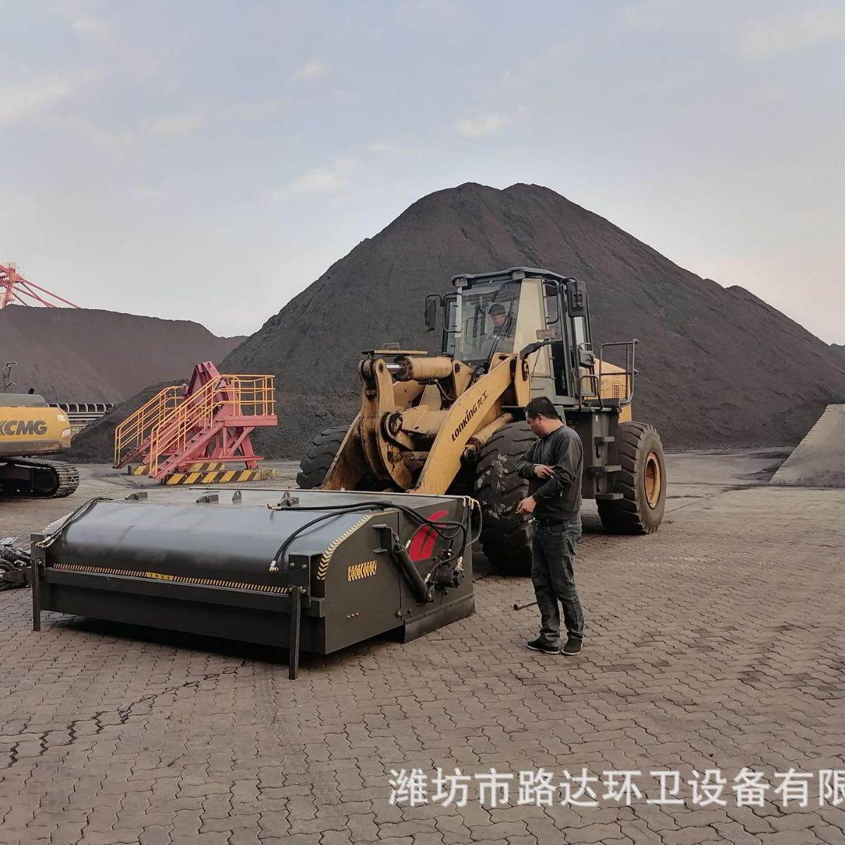 装载机改清扫机适用铣刨路面水稳清洁铲车改扫路机驾驶式扫地机
