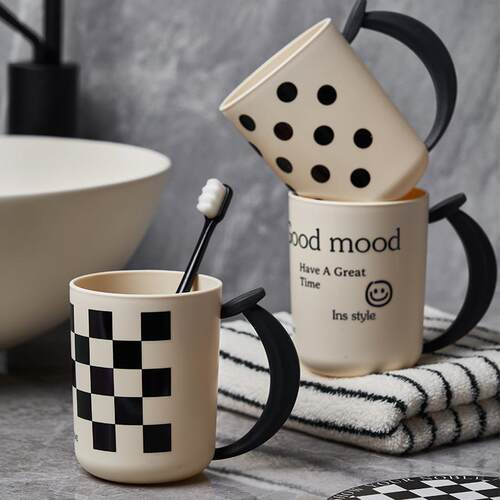 加厚网红英文字母漱口杯香蕉手柄棋盘格洗漱杯塑料刷牙杯学生牙缸