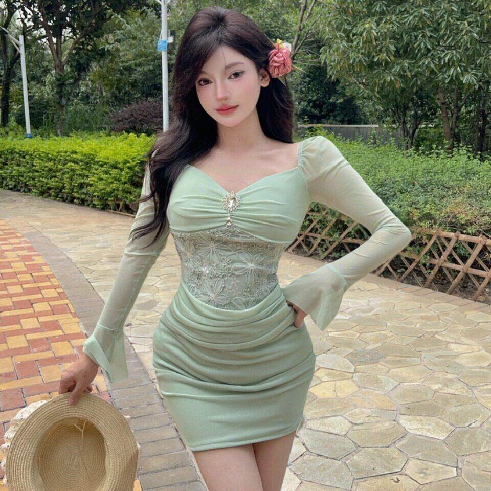 时尚喇叭袖长袖网纱拼接蕾丝收腰低胸褶皱包臀短裙早秋内搭连衣裙