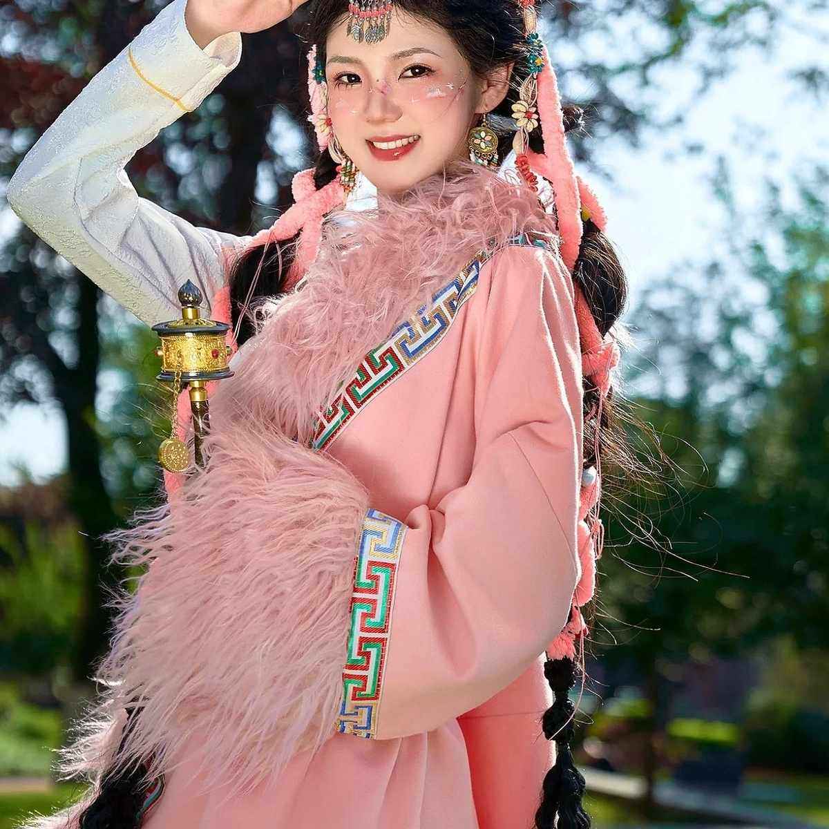 女藏袍加厚款秋冬季民族风藏服网红云南丽江旅拍粉色服装草原花海