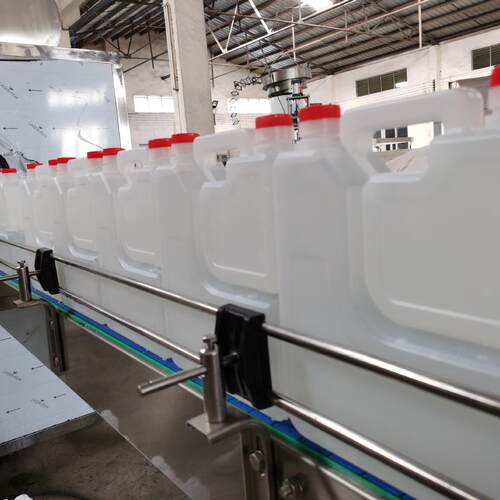 全自动饮用水白酒灌装机D制4L容量瓶三合一罐装机白酒灌装设备