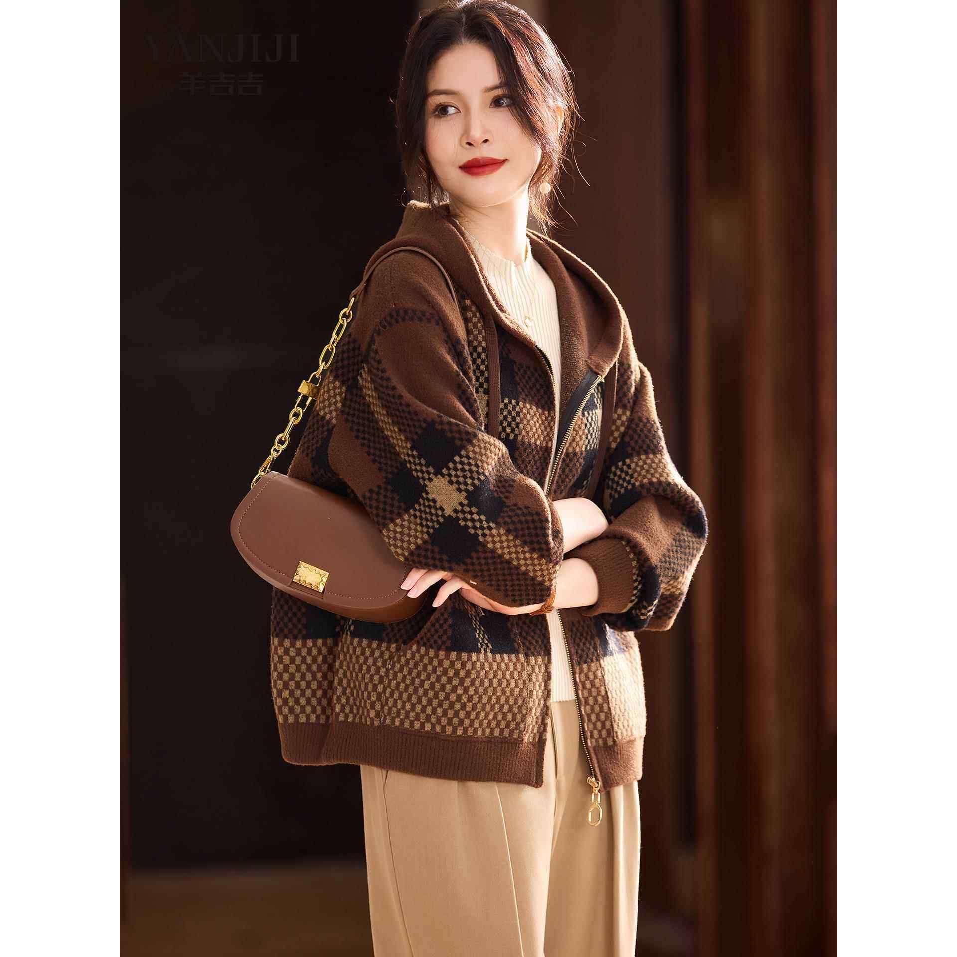 妈妈冬装外套宽松保暖格子上衣时尚中老年女冬季防风休闲针织开衫