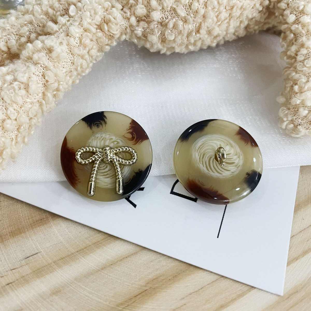 花树25mm棒-纽扣双色风气蝴蝶结质 厂家双拼ins圆形直供 脂20金属