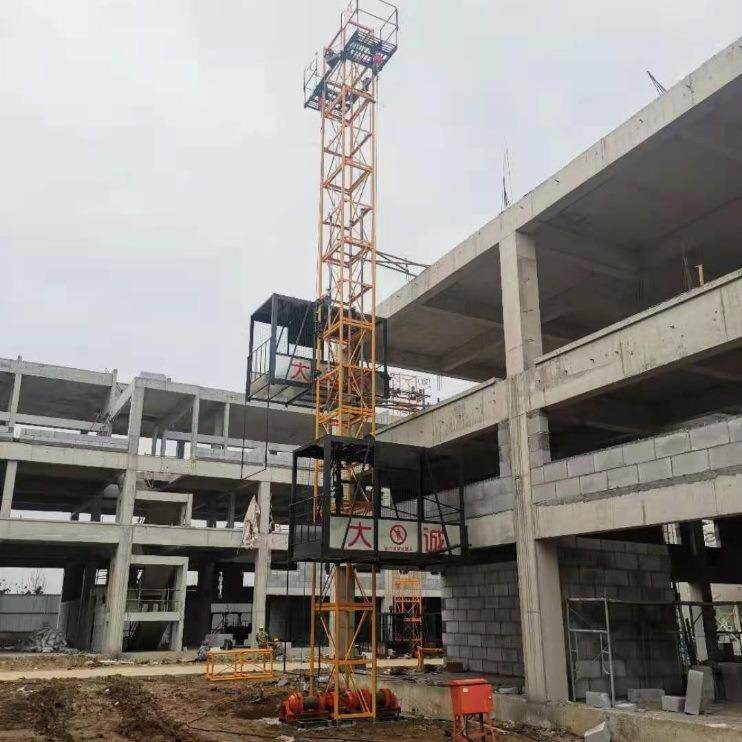 施工货梯低层房建工程楼层外挂上料吊笼钢丝绳施工货梯