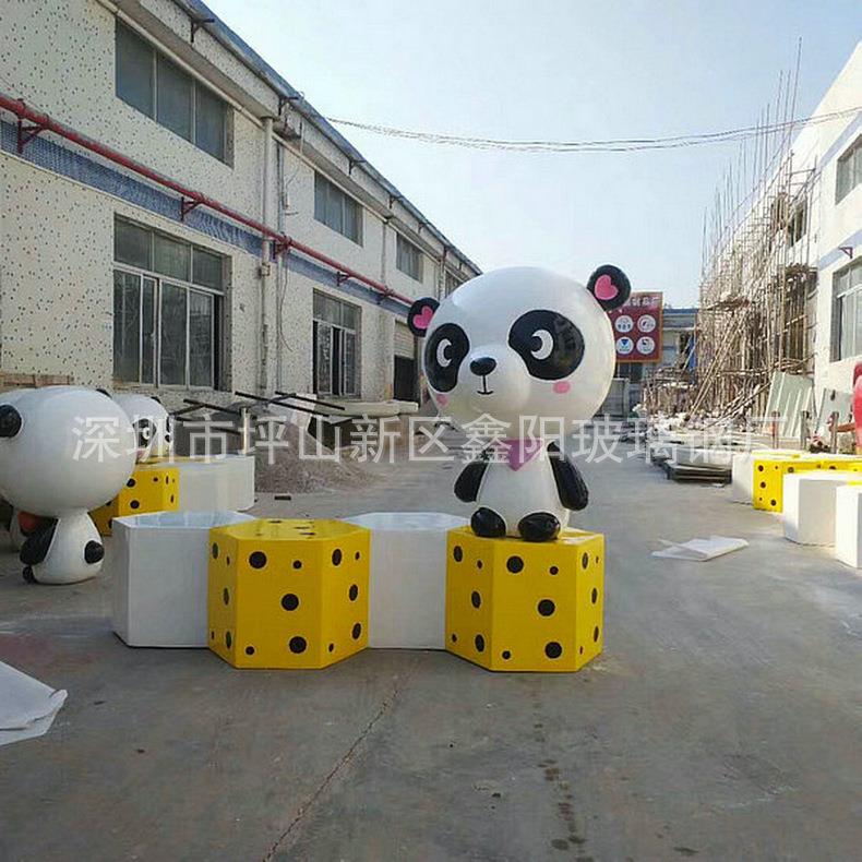 创意玻璃钢卡通熊猫雕塑商场中庭休息区玻璃钢卡通摆件雕塑定制