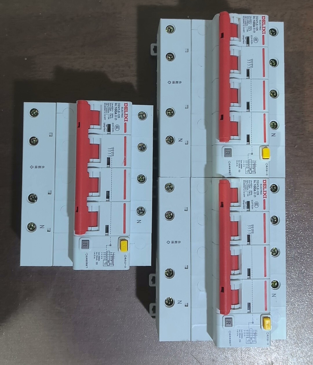 德力西DZ47LE-125漏电保护器，4P 100A，实物拍