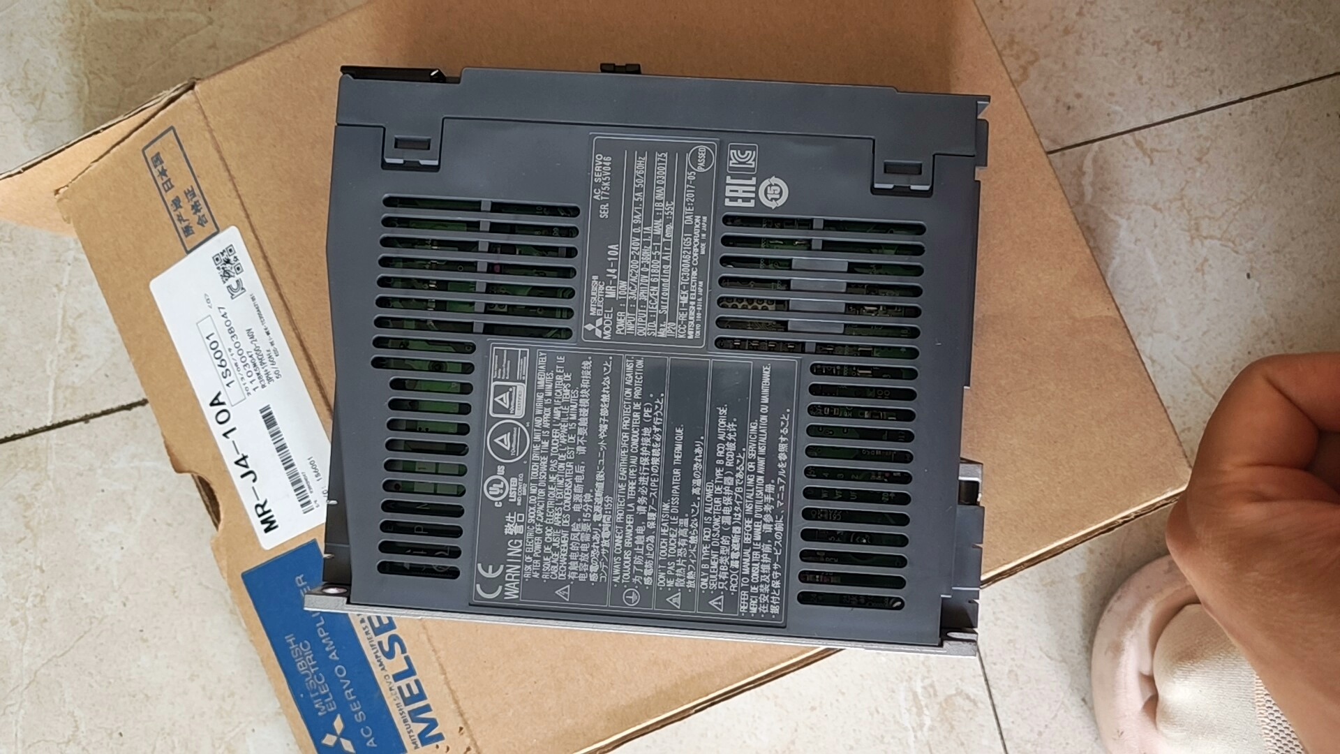 三菱伺服驱动器MR-JE-10A，一台100w，实物拍摄，成