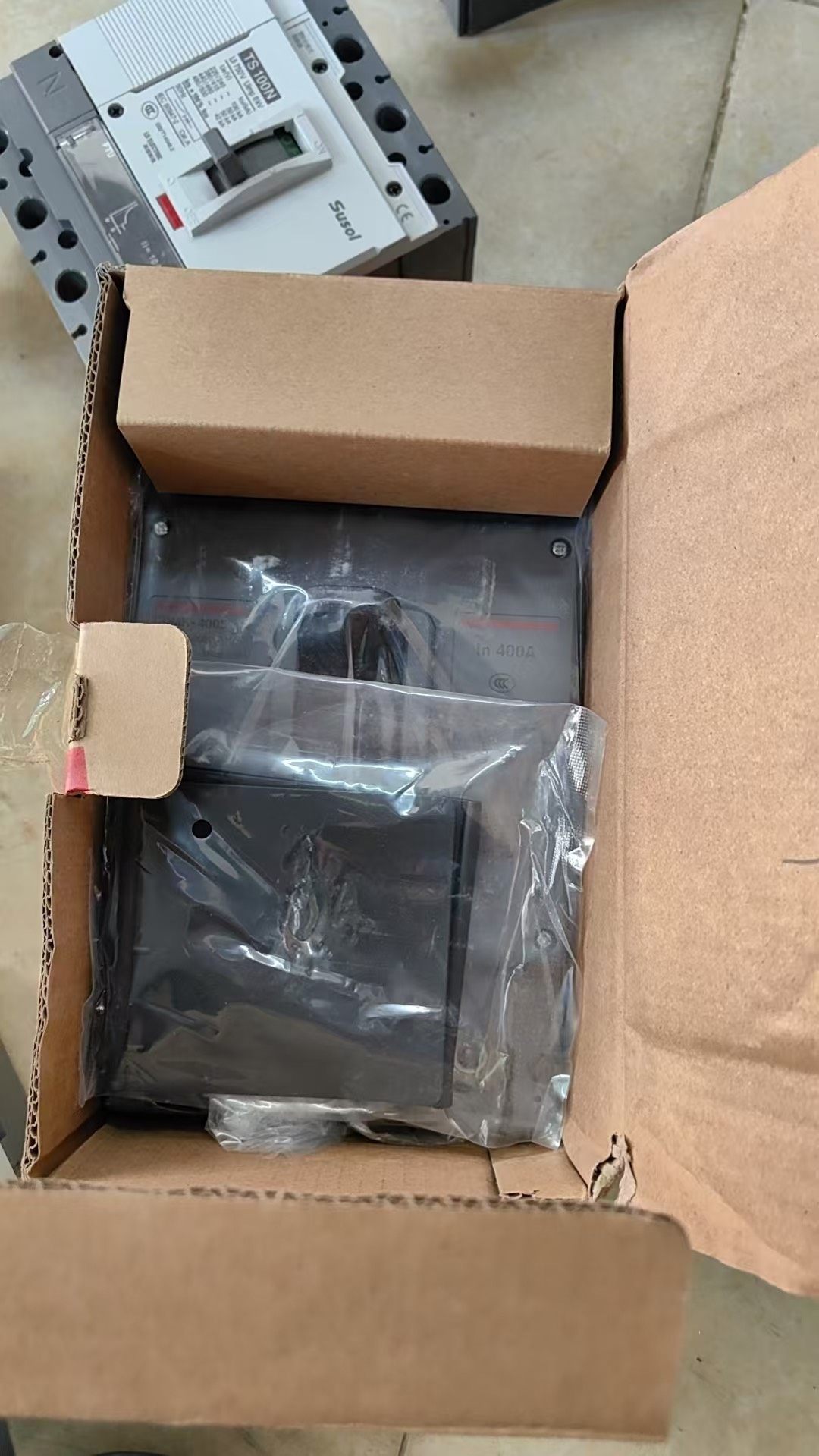 全新德力西断路器400A，有包装的是230元，没包装的170