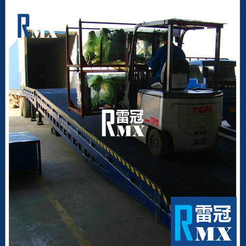 手动液压式卸货平台根据卡车高度变幅调节车桥角度