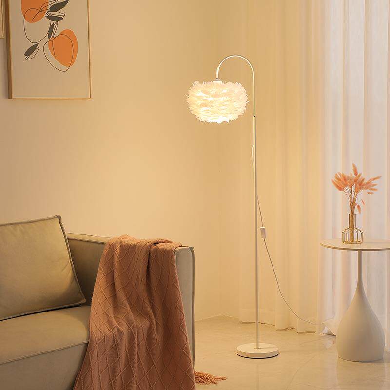 羽毛落地灯奶油风少女公主摆件沙发旁客厅氛围灯卧室简约现代台灯