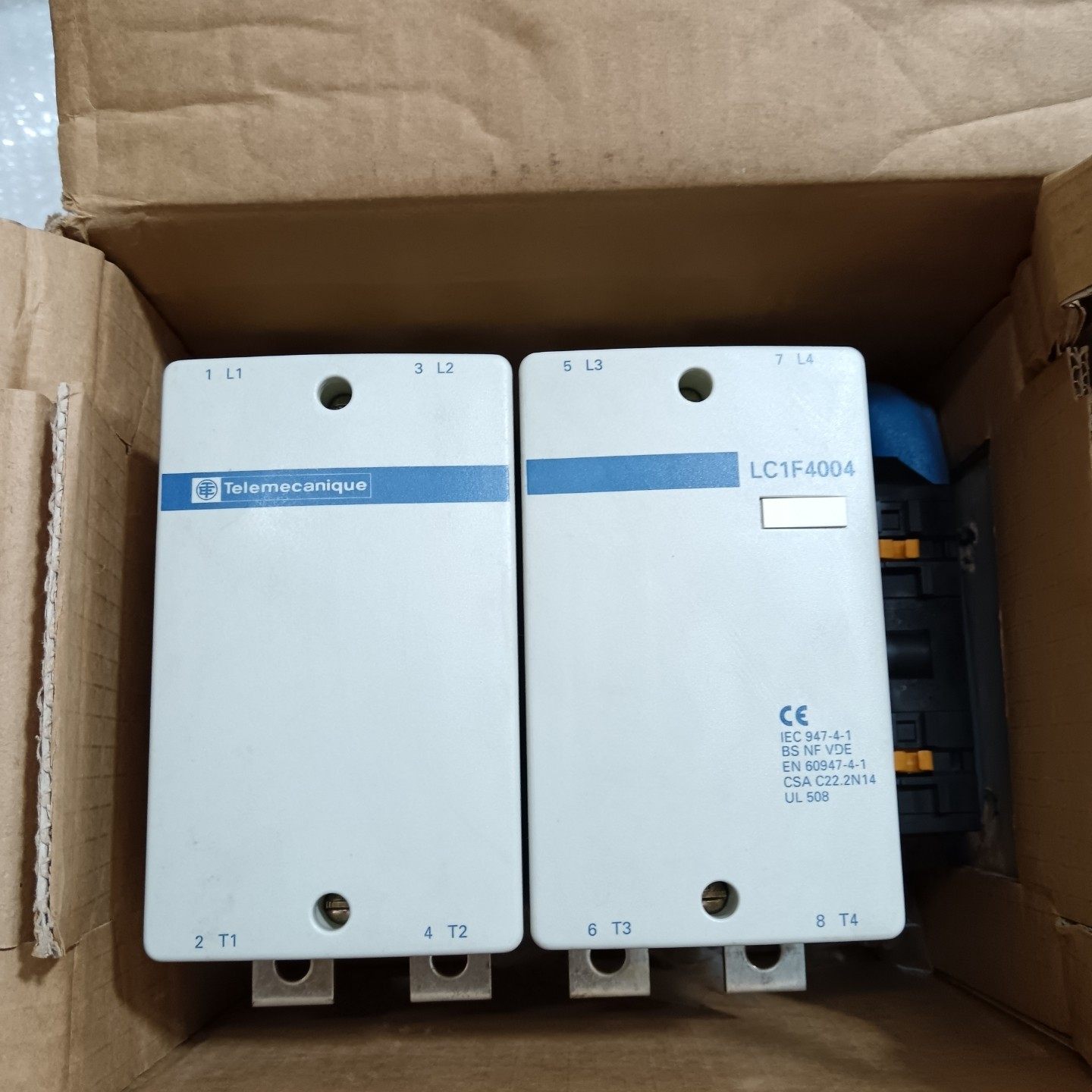 施耐德LC1F4004接触器，库存原装进口货，不带线圈，螺丝