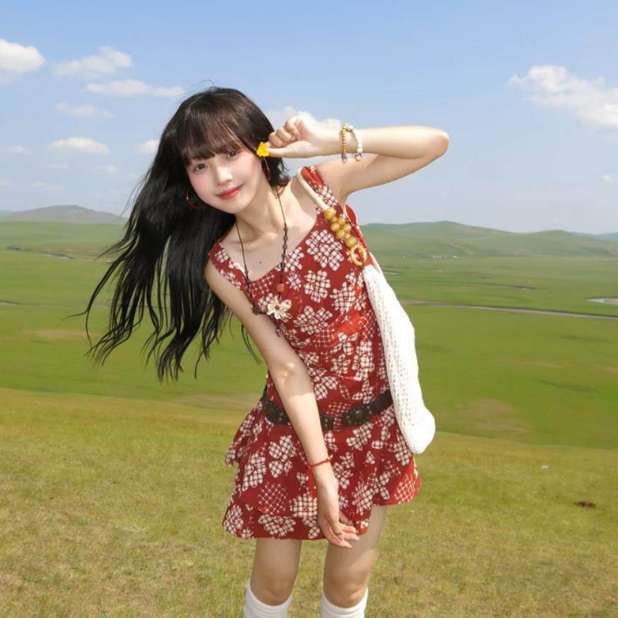 夏天巨好看的覆古红色碎花吊带无袖洋装女夏高级感度假风短裙子