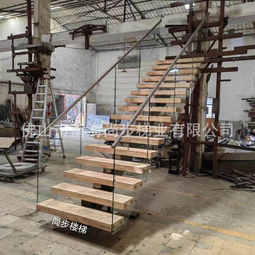 厂家定制新款钢木楼梯复式公寓直梁楼梯红橡木踏步底部封闭