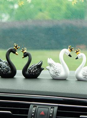 创意网红女生车载车内小摆件天鹅之恋情侣汽车摆饰高档中控台装饰