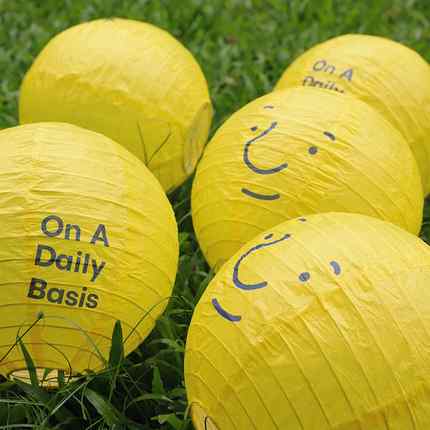 OADB黄色Bado笑脸蓝色球体手提纸灯笼发光家装饰中秋节日礼物挂饰